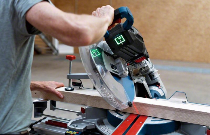 BOSCH KAPP-/GJÆRSAG GCM 18V-305 GDC SOLO